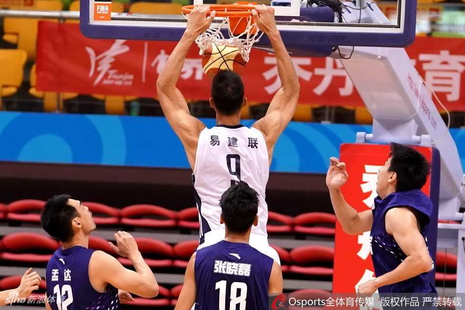 顾全顶着脸上的红疹，在外线手起刀落命中三分，全场拿下16分的他，用实际行动诠释了何为硬汉与担当。