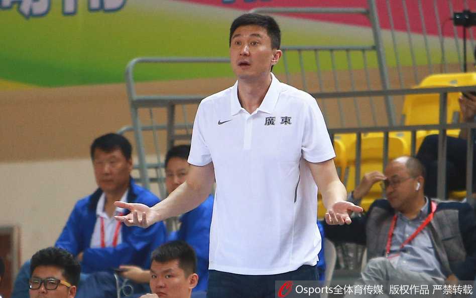 粤军狂胜陕西挺进全运 董瀚麟暴扣杜锋运筹帷幄 任骏飞在人群中高高跃起,犹如神兵天降,奋力拼抢下前场篮板球,二次进攻得手瞬间引爆替补席。