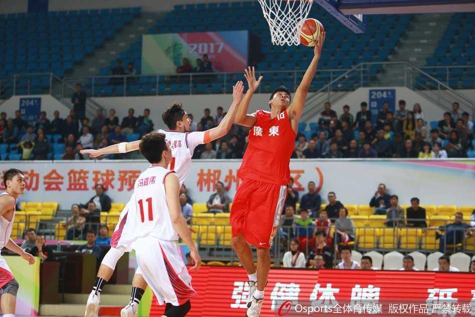 粤军狂胜陕西挺进全运 董瀚麟暴扣杜锋运筹帷幄 杜锋在场边全神贯注,双手比划着战术手势,神情激昂地指挥着场上的年轻队员,尽显少帅风采。