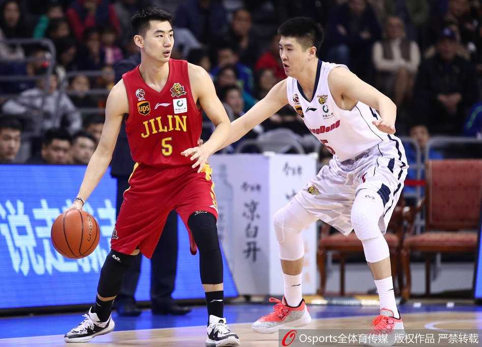 粤军轻取吉林豪取八连胜 阿联十二分钟献十八分 任骏飞高高跃起,以一记势大力沉的双手暴扣终结进攻,展现了国产内线的强硬与激情。