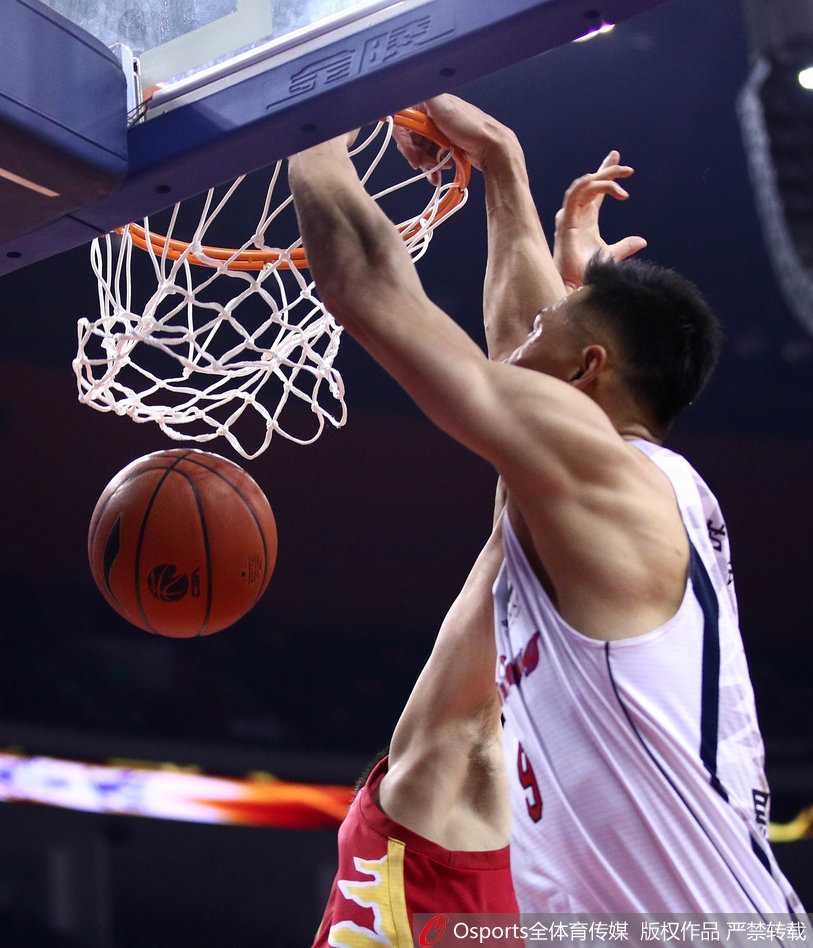 粤军轻取吉林豪取八连胜 阿联十二分钟献十八分 莫里斯在快攻中如骏马奔腾,完成霸气单臂劈扣,身後的吉林队防守球员只能望球兴叹。