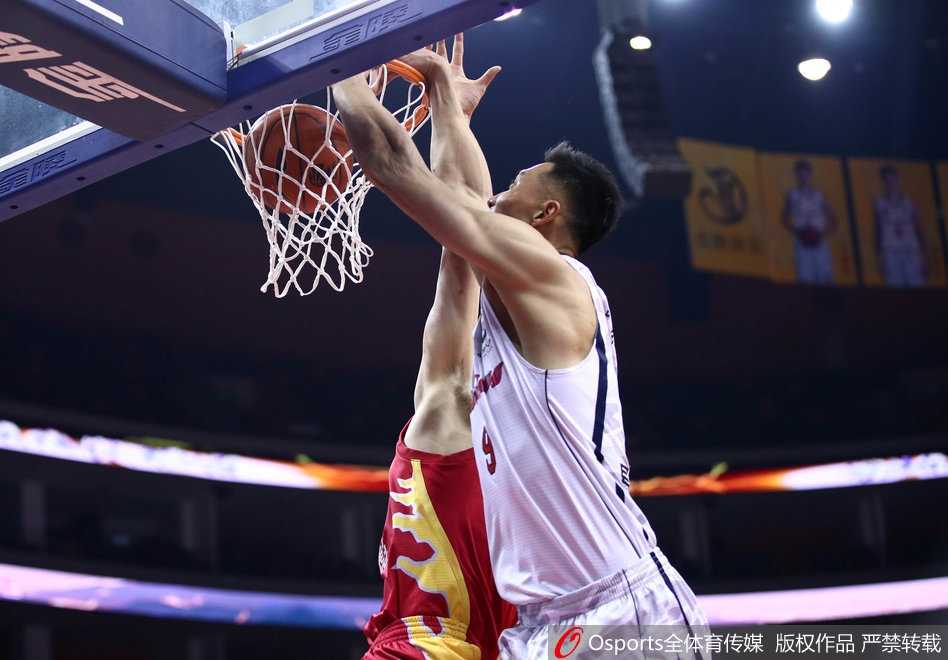 粤军轻取吉林豪取八连胜 阿联十二分钟献十八分 赵睿如闪电般突破吉林队的防线,眼神坚定地寻找着篮下的队友,一次精妙的传球即将撕裂对手的防守。