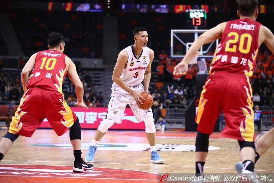 广东队众将围在一起，周湛东握拳怒吼，汗水与激情交织，诠释著团队的胜利与喜悦。