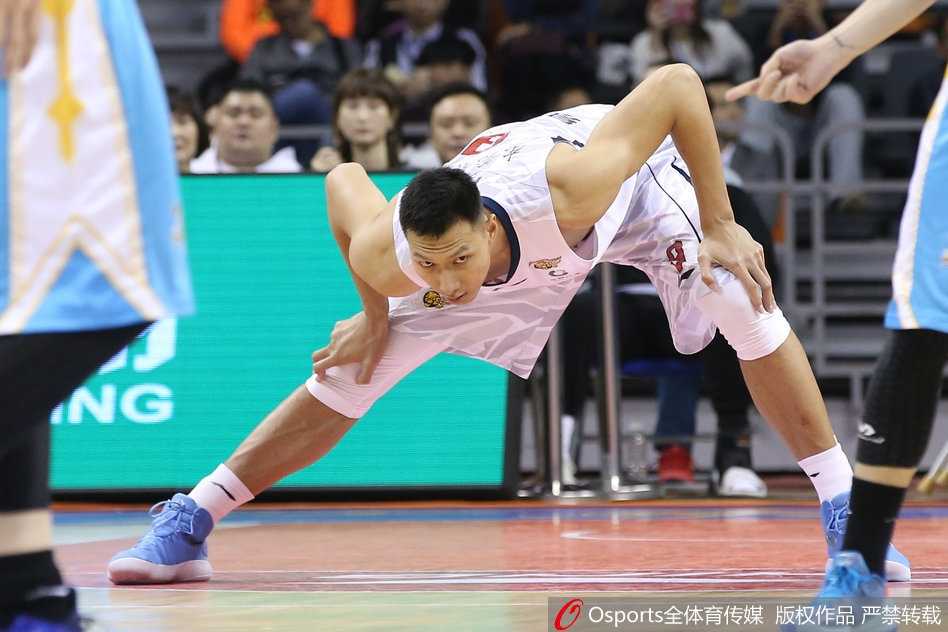 粤军逆境止颓,团队篮球照亮东莞之夜 广东队长周鹏在三分线外果断出手,皮球在空中划出一道彩虹般的完美弧线,直穿篮网,这一刻他紧握双拳,脸上露出久违的坚定神情。