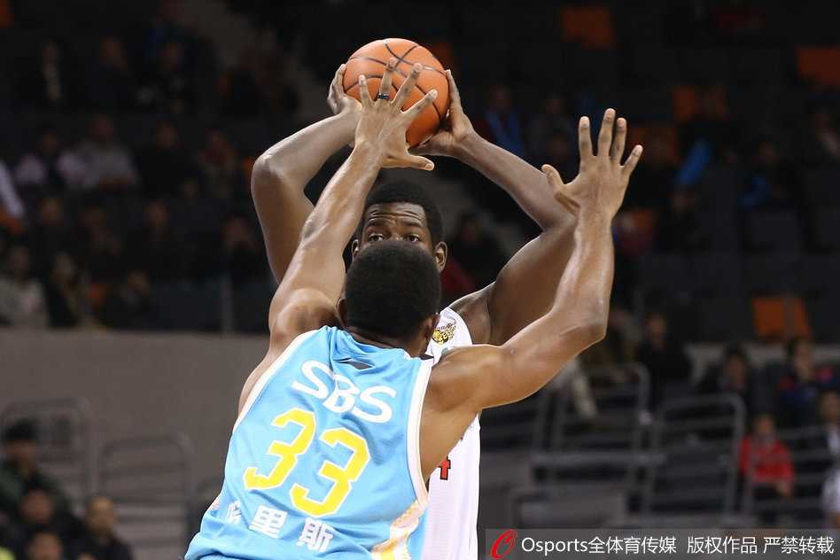 粤军逆境止颓,团队篮球照亮东莞之夜 福建外援史密斯在严密包夹下强行突破,尽管广东队三名球员围追堵截,他依然奋力将球抛向篮筐,展现了极强个人能力和不服输的斗志。