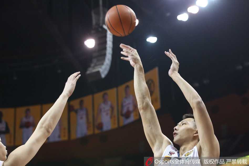 粤军逆境止颓,团队篮球照亮东莞之夜 胜利的哨声吹响,广东队的年轻球员胡明轩和队友们紧紧拥抱在一起,他们脸上的笑容如同冬日里的暖阳,庆祝这场来之不易的团队胜利。