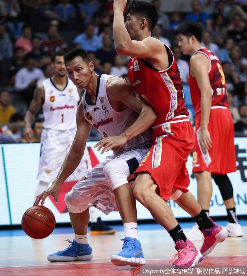 八一队年轻球员面对易建联的遮天大帽，依然毫无畏惧地冲击篮筐，这份敢打敢拼的血性正是铁军八一永远的军魂。