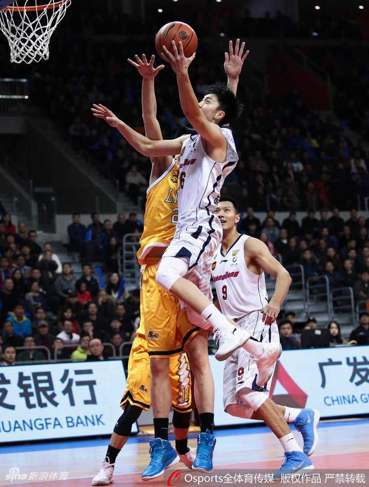 粤厦大战新援闪耀 广东主场复仇领头羊 广厦外援福特森在广东队的严密盯防下强行出手三分,皮球在空中划过一道弧线,他表情略显无奈,尽管空砍高分,却难以带队从客场全身而退。