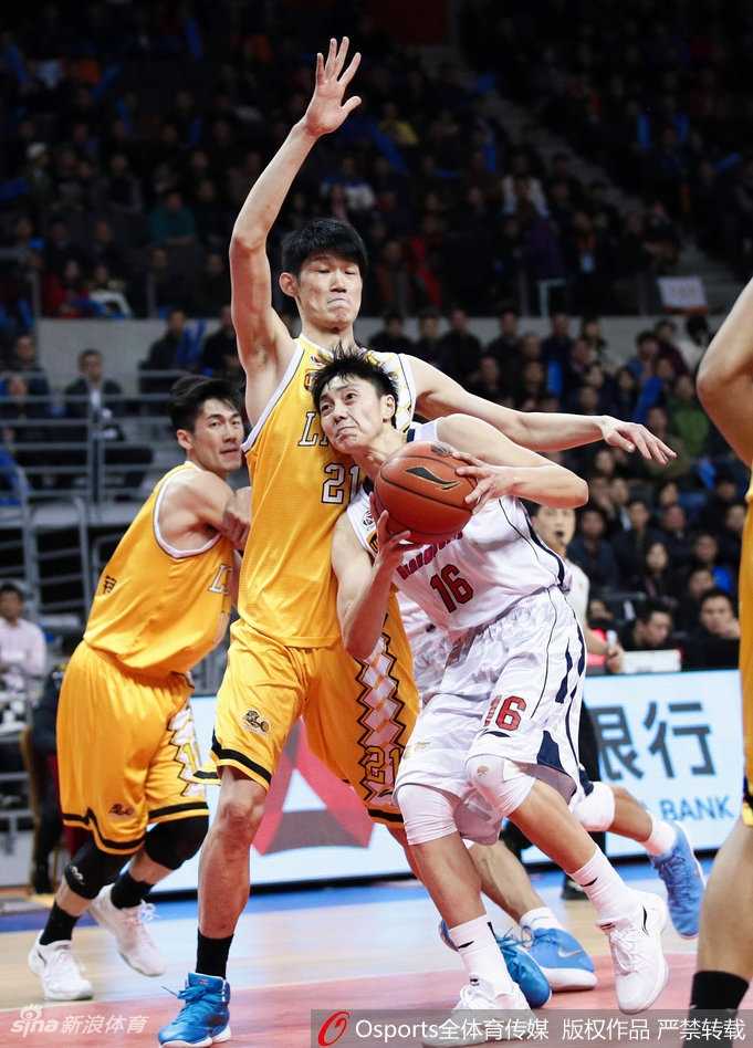 粤厦大战新援闪耀 广东主场复仇领头羊 广东核心易建联在对方内线多人包夹下高高跃起,强硬摘下一个宝贵的前场篮板,落地瞬间他肌肉紧绷,展现了中国男篮领军人物的力量与决心。