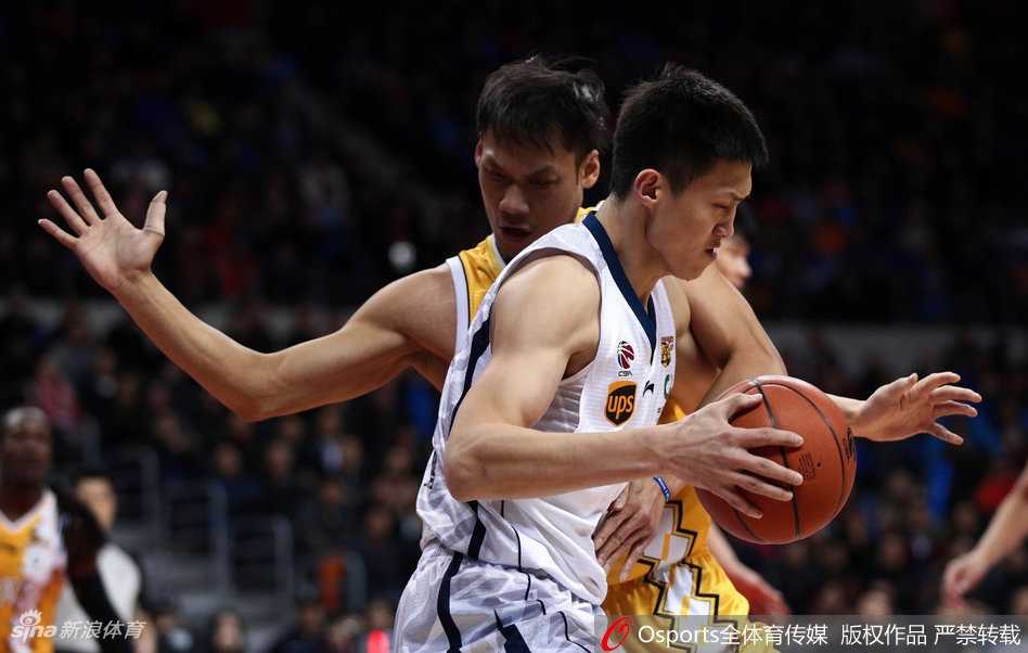 粤厦大战新援闪耀 广东主场复仇领头羊 广东队长周鹏在快攻中面对空篮,轻松上篮得手,他身后的广厦追防球员望尘莫及,这次进攻帮助广东队在末节稳住了领先优势。