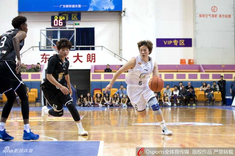 粤女篮内线巨无霸独揽35+18 力擒浙江豪取主场连胜 广东队外援哈里斯面对防守球员,稳稳地出手三分,篮球在空中划出一道美妙的弧线,应声入网,现场观众纷纷起身为这次精彩的进球鼓掌。