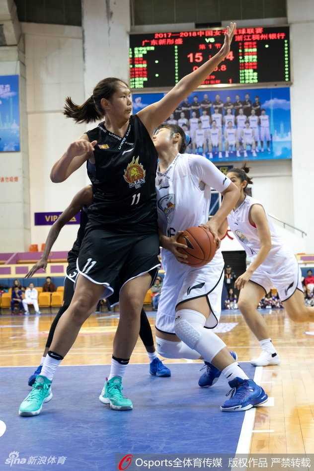 粤女篮内线巨无霸独揽35+18 力擒浙江豪取主场连胜 广东队中锋李月汝在浙江队多人包夹防守下,依然高举高打,试图完成一记势大力沉的双手灌篮,眼神中透露出必胜的决心。