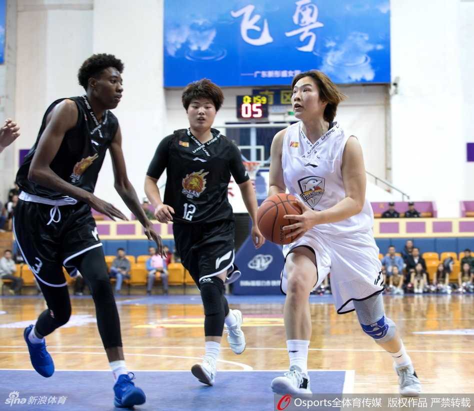 粤女篮内线巨无霸独揽35+18 力擒浙江豪取主场连胜 浙江队核心王佳琦在严密防守下强行突破,她压低重心,用变幻莫测的运球节奏试图穿越广东队的防线,寻找传球或投篮的瞬间机会。