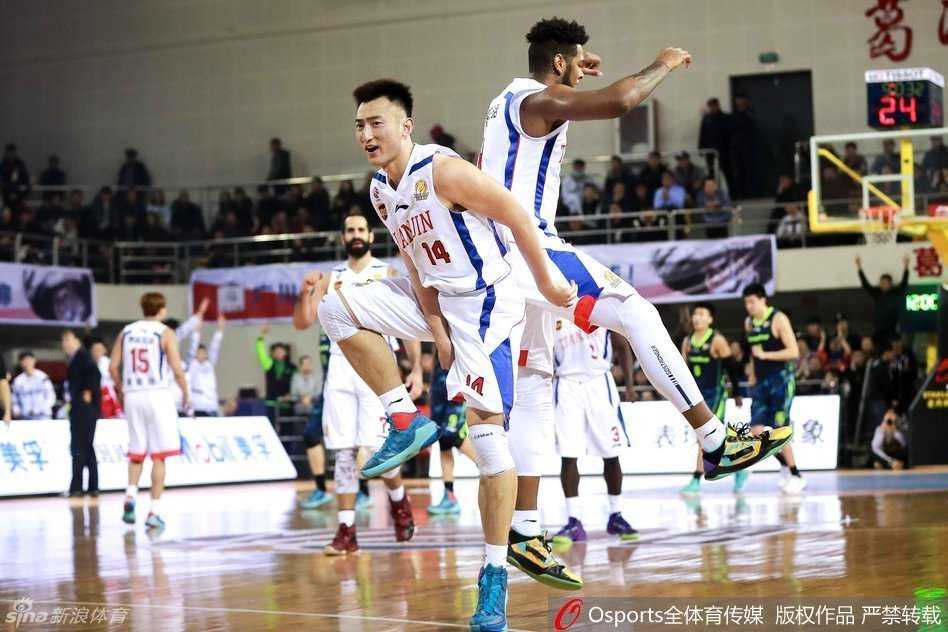 斯隆摸着头顶与队友布置战术，略显疲惫的脸上写满了对胜利的渴望