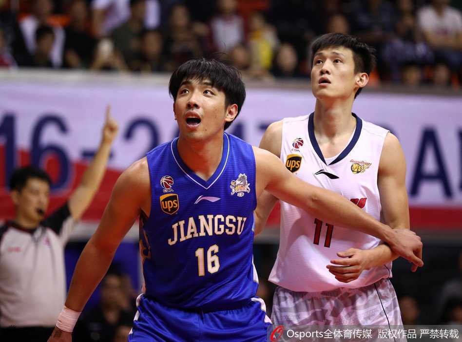 周鹏在长人丛中奋力跃起，指尖轻拨，硬生生从对手头顶摘下前场篮板，眼神坚毅如铁