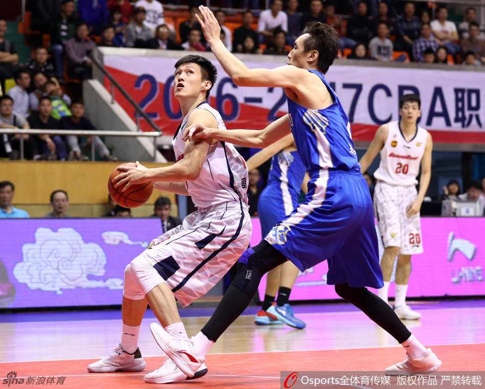 易建联面对严防毫无惧色，他舒展猿臂，稳稳瞄准篮框，手腕轻抖准备完成一次教科书般的篮下强攻