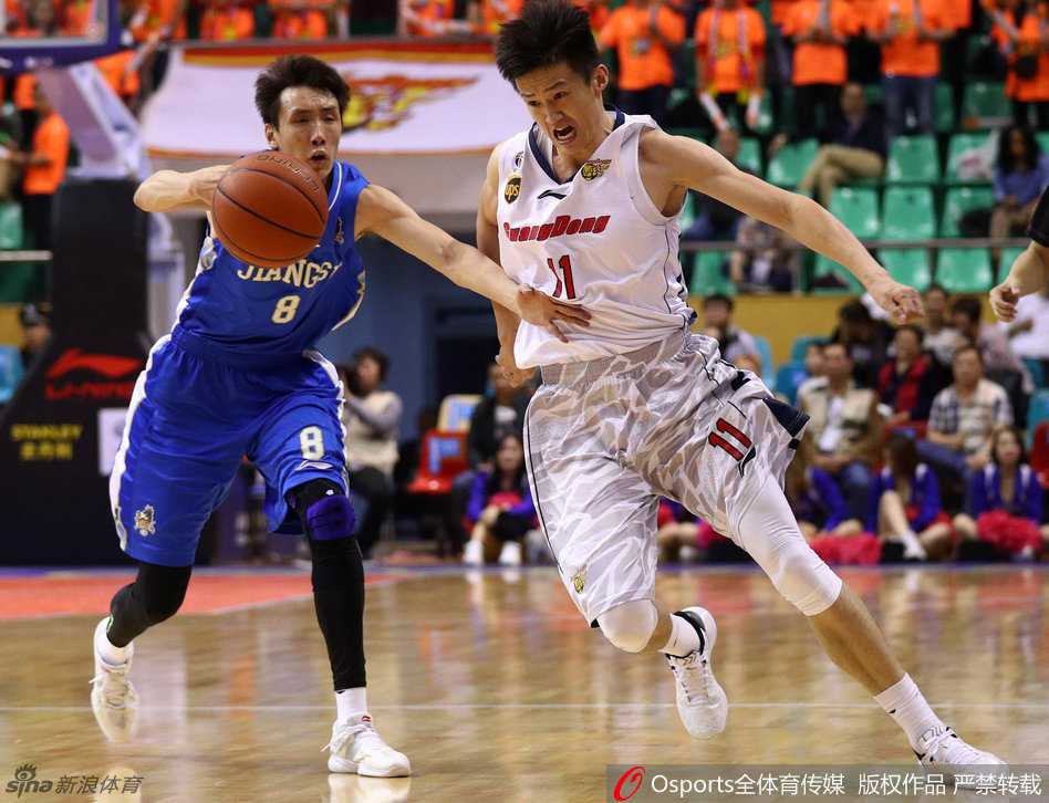 斯隆如蝴蝶穿花般摆脱防守，在对抗中保持平衡，单脚起跳完成高难度的飞身上篮，展现顶级外援风采