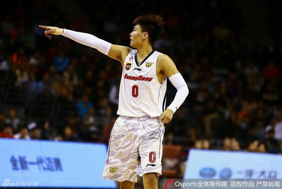 队长周鹏底线持球，面对防守者一个敏捷的后转身，如利刃出鞘直插腹地，在空中对抗后强硬将球放进篮筐。