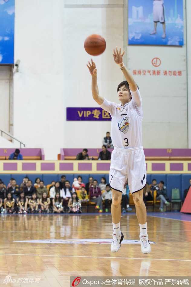 粤旅主场惜败八一,巾帼对决燃爆冬日 比赛结束后,广东队年轻球员难掩失落,队友上前轻轻拥抱安慰。竞技体育的残酷与温情,在这一刻交织。