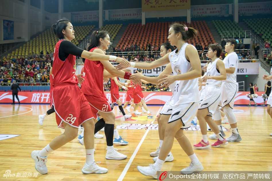 粤旅主场惜败八一,巾帼对决燃爆冬日 开场哨响,广东队杨力维如离弦之箭般持球突破,八一队两名防守球员迅速形成合围,空气中弥漫着大战一触即发的紧张气息。