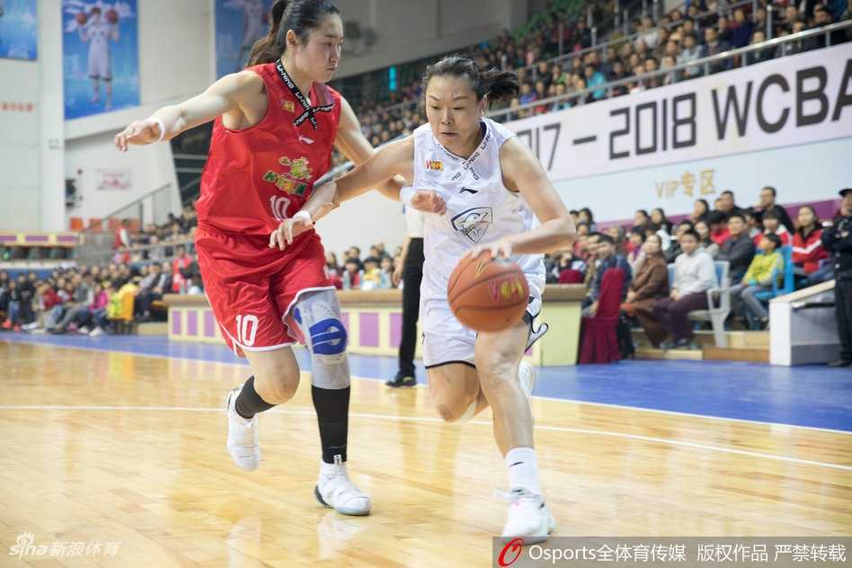 粤旅主场惜败八一,巾帼对决燃爆冬日 广东队球员沈怡运球过半场,面对贴身紧逼,她压低重心冷静指挥队友跑位,眼中没有丝毫慌乱。
