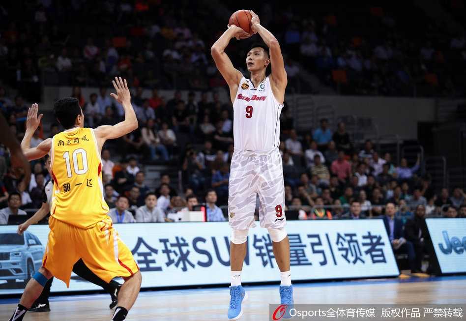 广东小外援杰克逊如穿花蝴蝶般杀入敌阵，面对三人合围依然从容将球送进篮筐，展现出极佳的个人状态。
