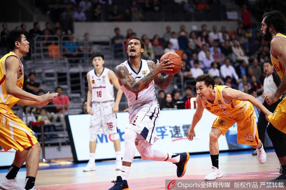 易建联犹如天神下凡，在内线翻江倒海，以一记势大力沉的单手劈扣点燃全场，同曦防守球员只能望球兴叹。