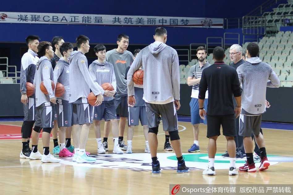 主教练尤纳斯目光如鹰，紧盯着场上队员的每一个跑位和传球路线，他的严谨正是广东队防守体系的基石。