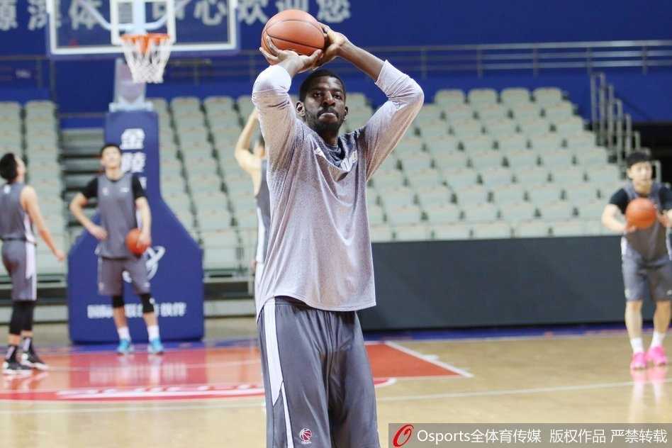 周鹏在训练中挥汗如雨，作为锋线尖刀和防守大闸，他将承担起限制上海队超级得分手弗雷戴特的重任。