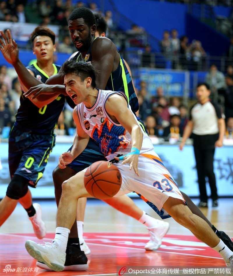 粤沪大战广东客场掀翻上海 阿联赵睿两双主导攻防 场边的广东队主帅尤纳斯双手抱胸,目光如炬地注视着场上局势,他精心布置的防守战术让上海队的进攻屡屡受挫,这位欧洲凯撒俨然是本场最佳战术师。