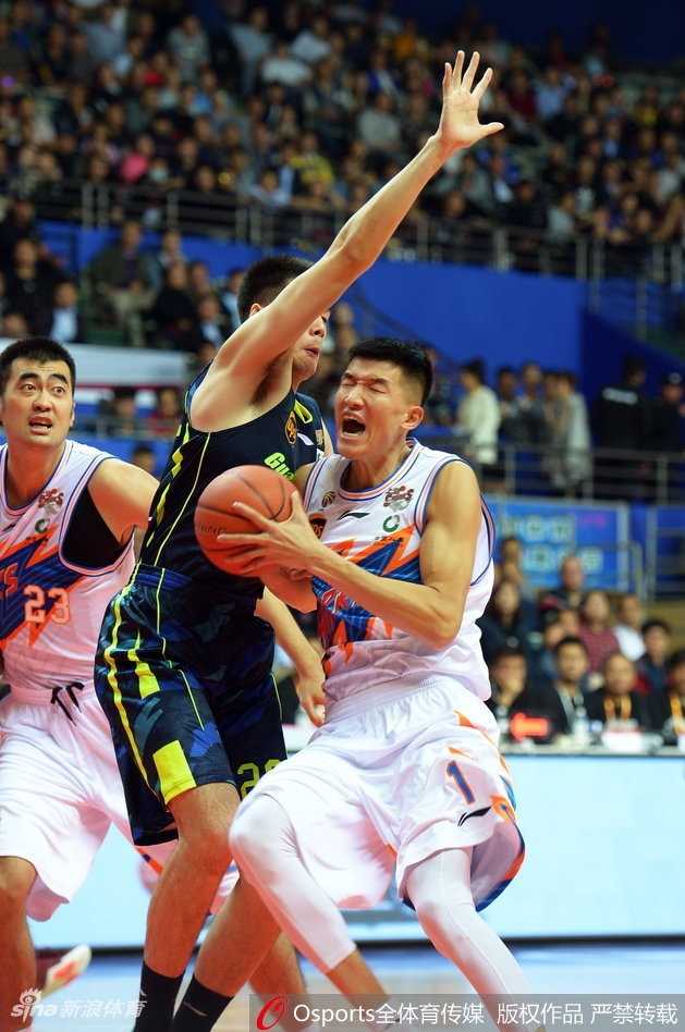粤沪大战广东客场掀翻上海 阿联赵睿两双主导攻防 赵睿如同后卫线上的尖刀,持球强行突破上海队两名外援的夹击,他眼中只有篮筐,即便是对抗后身体失去平衡,也要将球抛向空中。