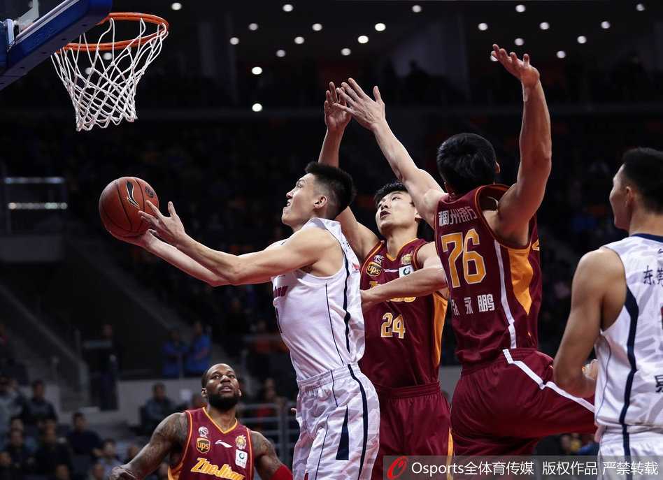 粤浙大战惊魂录:尼克尔森45分创新高,阿联两双镇守主场 尼克尔森高举双臂激情庆祝,眼神中满是杀气,这一晚他砍下了生涯新高的45分。