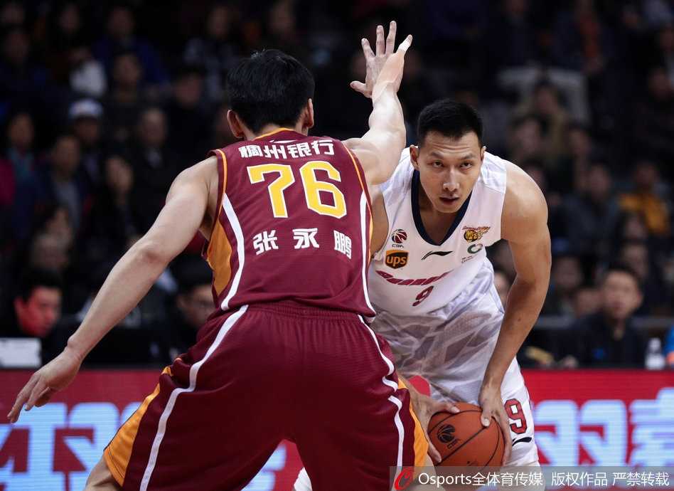 粤浙大战惊魂录:尼克尔森45分创新高,阿联两双镇守主场 易建联张开巨掌送给张大宇一记结实的盖帽,防守端的统治力尽显无疑。