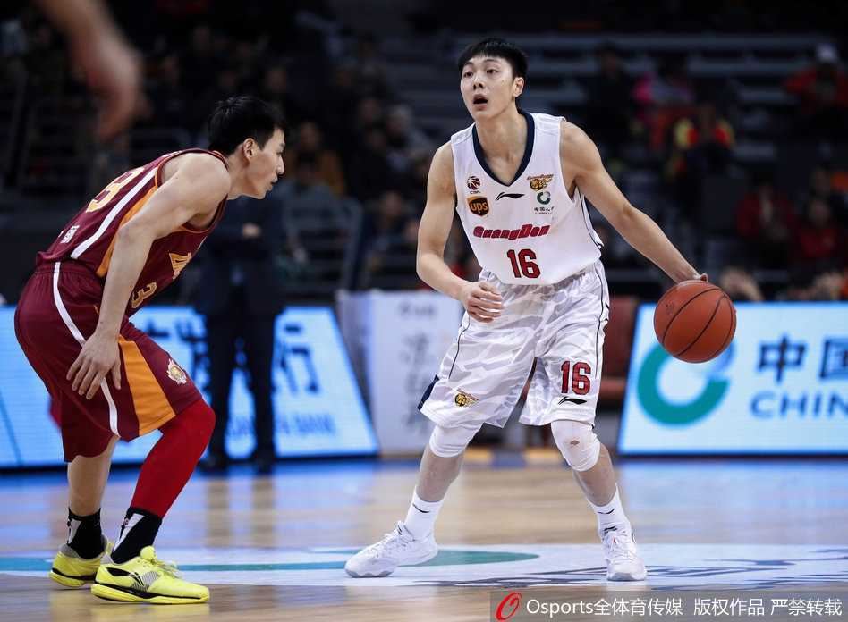 粤浙大战惊魂录:尼克尔森45分创新高,阿联两双镇守主场 易建联在张大宇头上完成单臂劈扣,篮筐仿佛都在震颤,全场瞬间被点燃。