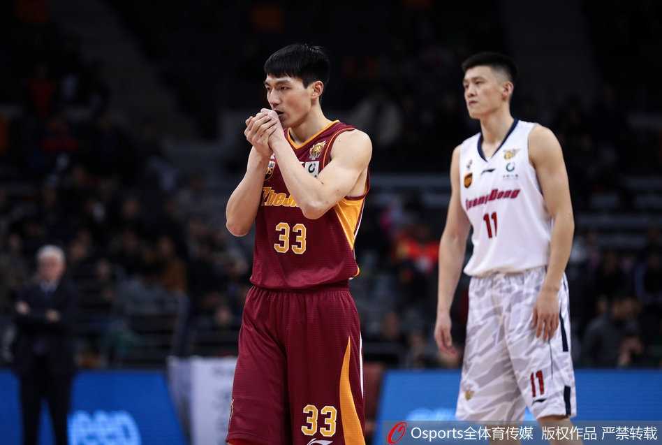 粤浙大战惊魂录:尼克尔森45分创新高,阿联两双镇守主场 吴前如同精灵般在广东队内线拉杆上篮,滞空能力令人叹为观止。