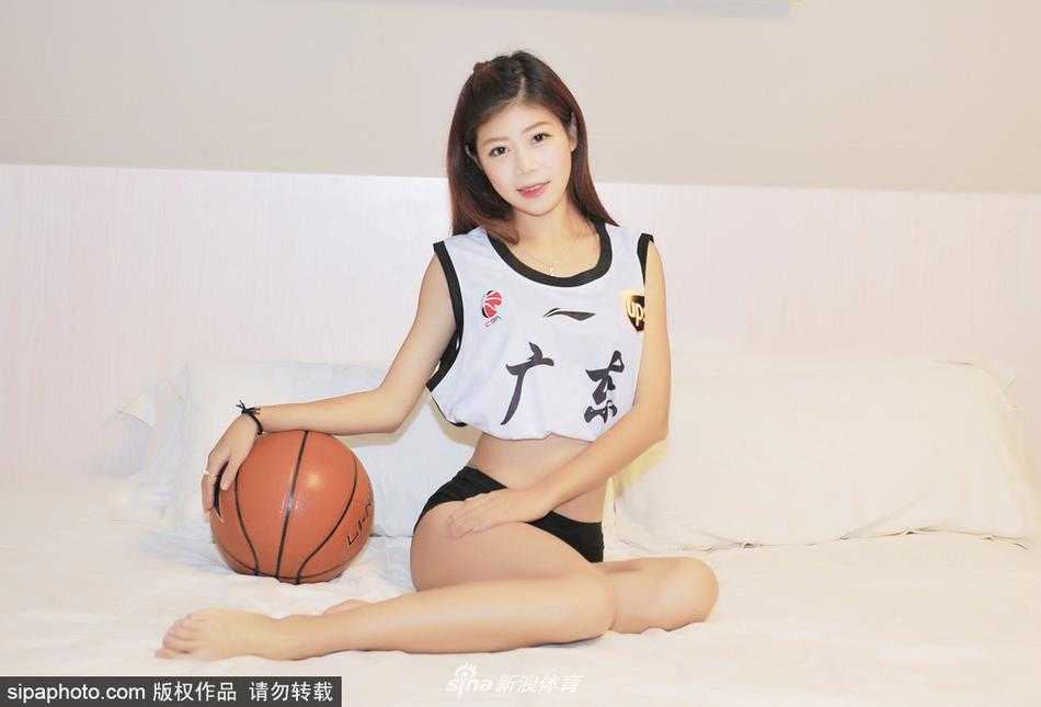 粤球女孩的夏梦:当篮球遇上卧室写真 广东女孩身着休闲装,在洒满阳光的卧室里与篮球亲密互动,眼神中透出对篮球的纯粹喜爱