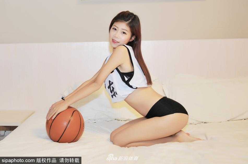 粤球女孩的夏梦:当篮球遇上卧室写真 特写镜头下,女孩轻抚篮球,画面色彩柔和,传递出运动少女的恬静与可爱