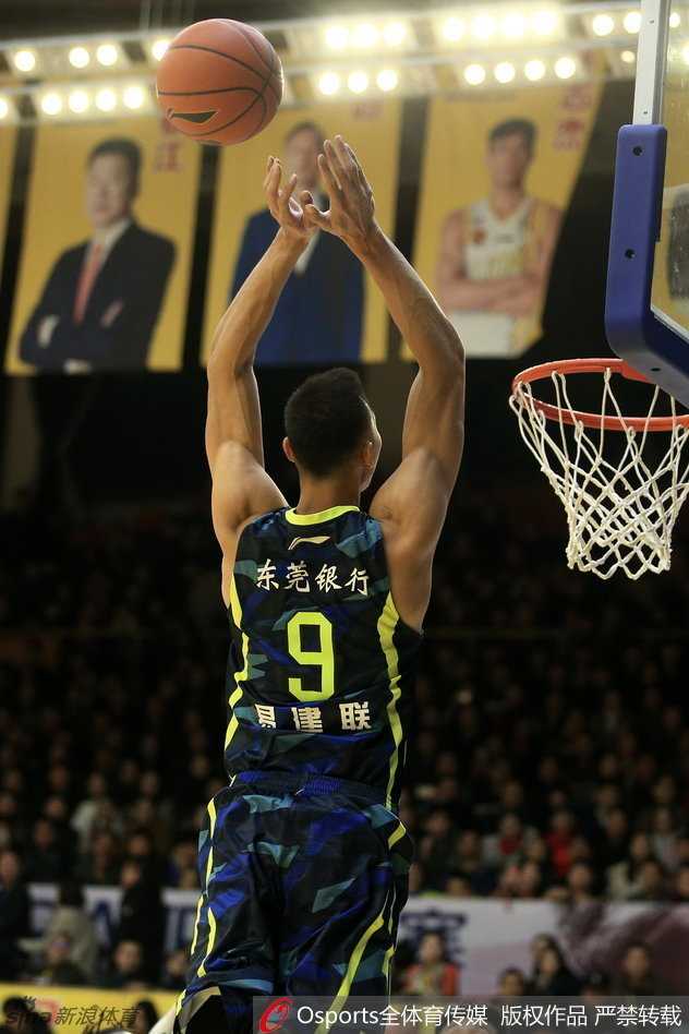 老将布泽尔在篮下卡位，肌肉紧绷，仿佛一头蓄势待发的雄狮，随时准备跃起争夺篮板。