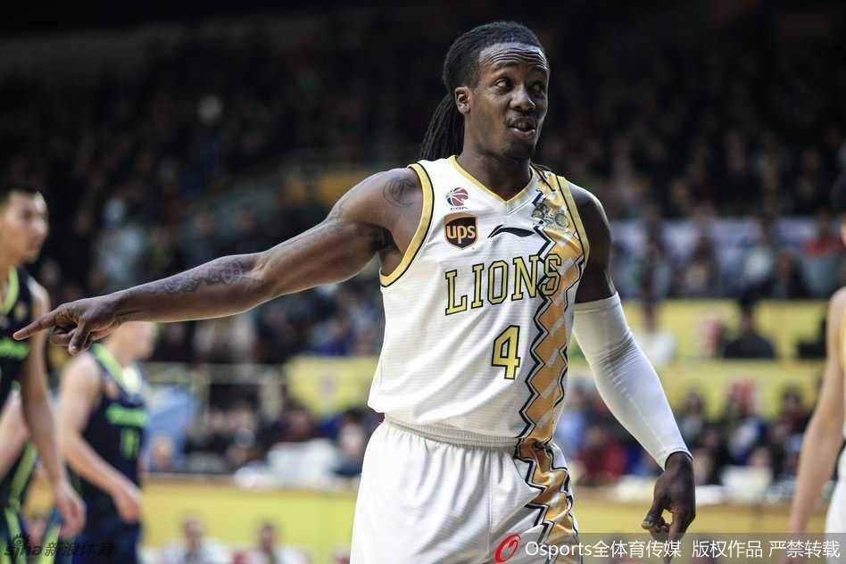 核心易建联在激烈的对抗中稍作喘息，抬手擦去额头的汗水，目光依旧坚定地望向篮筐。