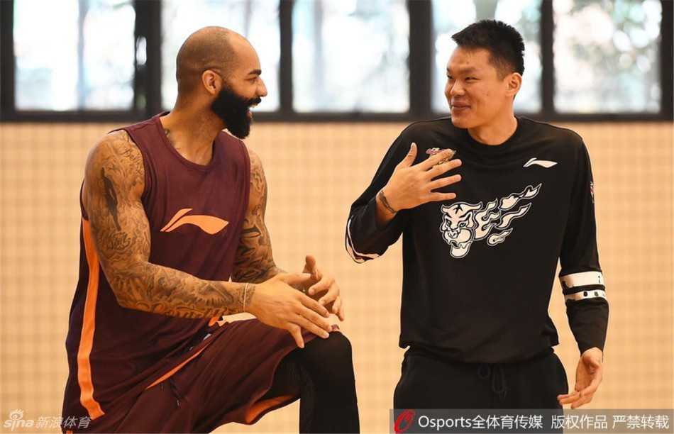 布泽尔与朱芳雨在训练场边相谈甚欢，两人脸上都挂着轻松的笑容，仿佛即将到来的不是生死战，而是一场普通的会面。