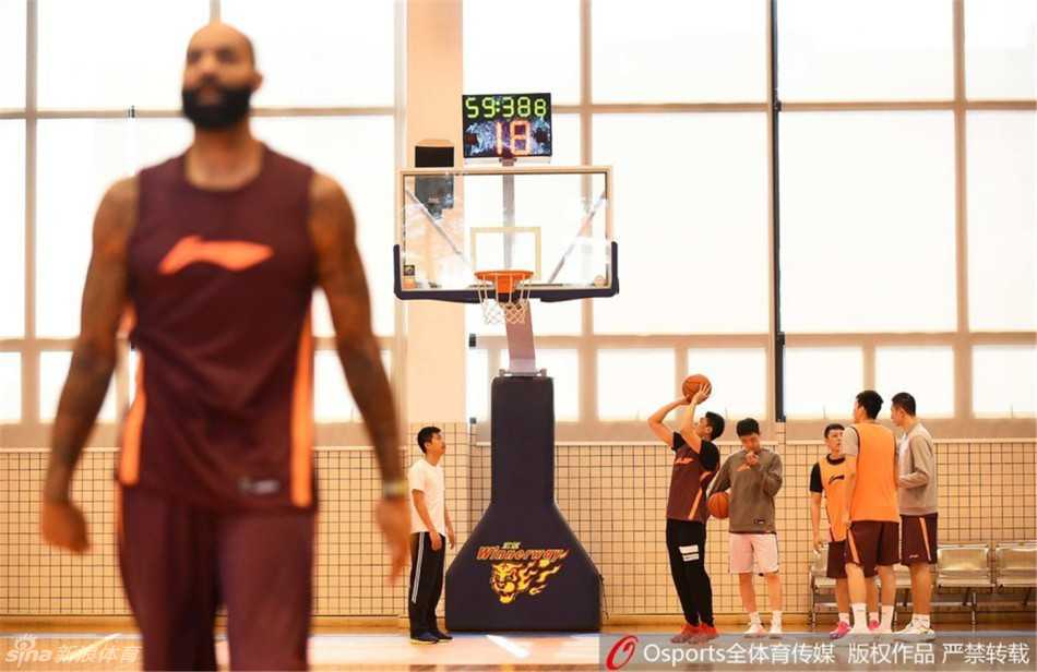 赵睿持球突破后急停跳投，动作一气呵成，年轻的脸上写满倔强与渴望，他准备将训练中的手感带到赛场上。