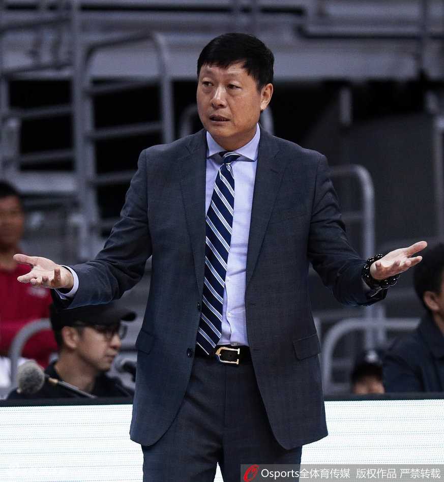 赵睿在终场哨响的瞬间奋力跳起，将亚当斯的绝杀投篮扇飞，完成致命封盖的他落地后怒吼庆祝，这一刻他成为了球队的英雄。