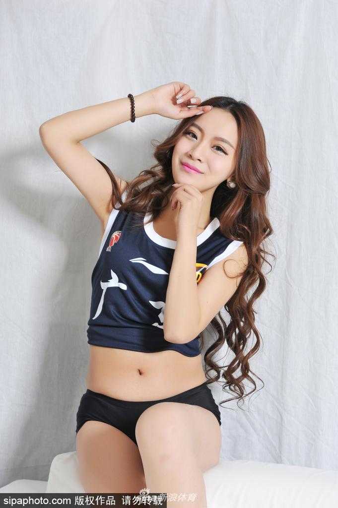 粤篮宝贝甜笑助威,华南虎重返巅峰之路 拉拉队员回眸一笑,仿佛在为广东队的未来加油打气