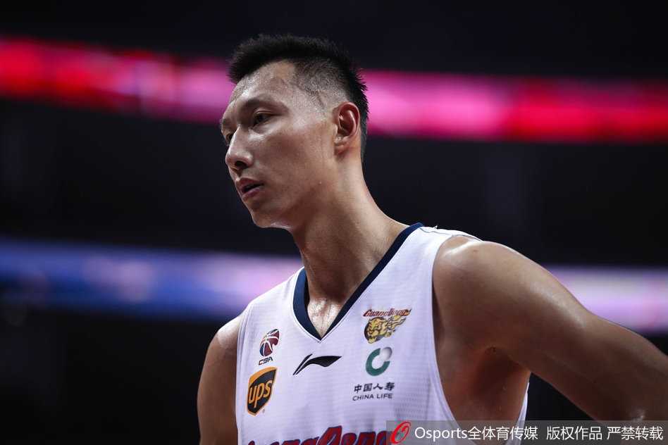粤篮德比烽火再燃,易建联领衔主场大胜,朱芳雨球衣荣耀退役 易建联在三人合围之下毫无惧色,他凭借超凡的核心力量高高跃起,用指尖轻轻一拨,将篮板球稳稳收入囊中,彰显出中国男篮领袖的绝对统治力。