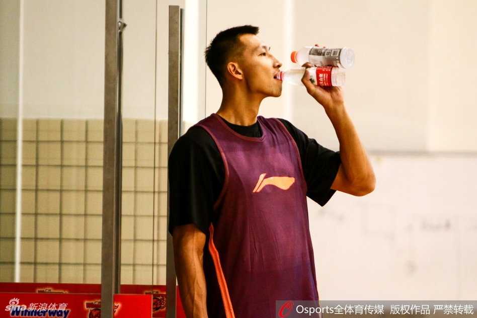 粤篮苦旅:八冠王求变,且看华南虎如何破茧 训练场上,易建联神情专注,目光如炬,在助教的协助下进行拉伸,肌肉线条分明,仿佛一头蓄势待发的猛兽,随时准备撕裂对手的防线。