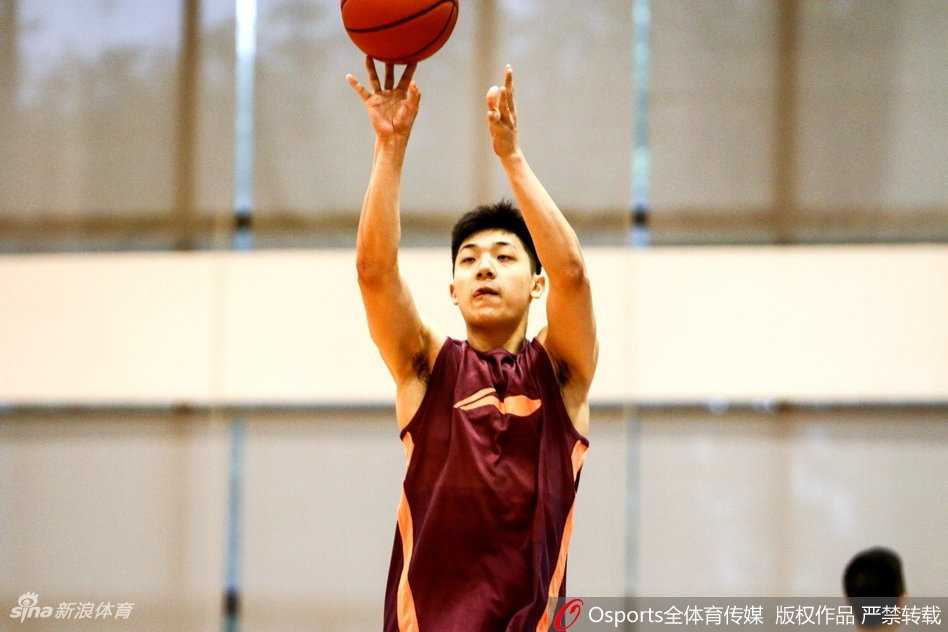 粤篮苦旅:八冠王求变,且看华南虎如何破茧 大外援尼克尔森在训练中展现出柔和手感,他高高跃起,篮球在空中划出完美弧线,应声入网。阳光透过球馆穹顶洒下,照亮了他坚毅的侧脸。