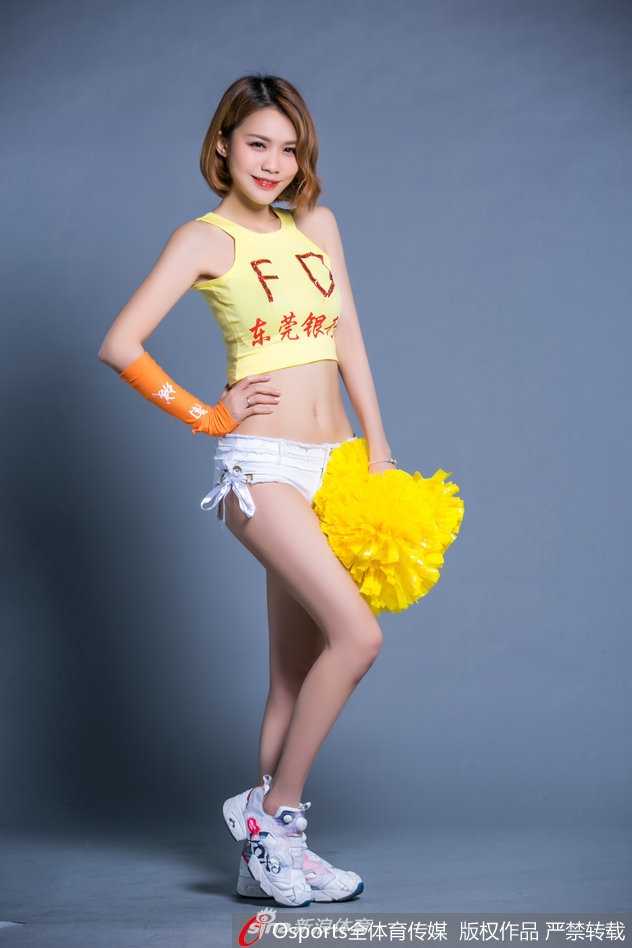 粤色燃情:宏远篮球宝贝舞动新希望,季前赛全胜背后的青春力量 全景视角下,篮球宝贝们排成整齐的队列,在宏远队徽的映衬下挥舞花球,青春的热浪席卷整个看台,连空气都在跳动。