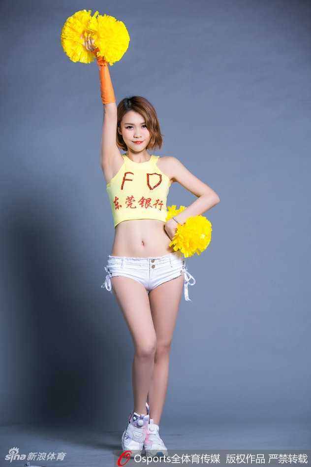 粤色绽放:篮球宝贝舞动青春风暴,助威广东男篮新赛季首战 伴随着动感音乐,广东篮球宝贝们齐齐跃起,高扎的马尾辫在空中划出活力弧线,背心上闪烁的流苏与她们明媚的笑脸交织成赛场边最靓的风景。