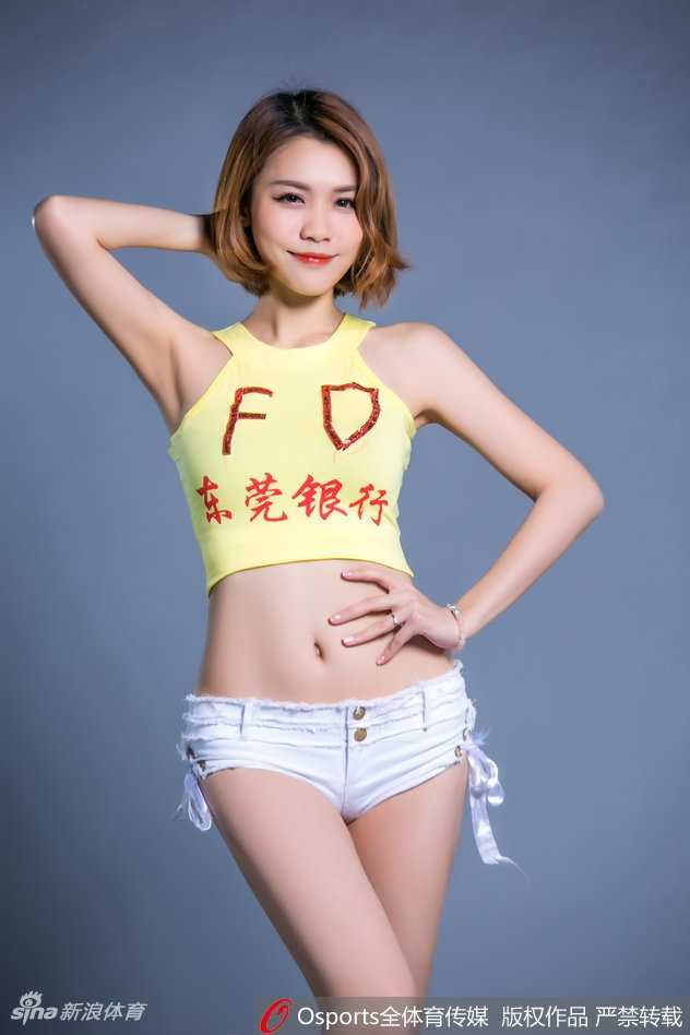 粤色绽放:篮球宝贝舞动青春风暴,助威广东男篮新赛季首战 动感舞姿定格瞬间,这位篮球宝贝正完成一个高难度的转身动作,金色的热裤在灯光下闪烁,她的表情专注而投入,仿佛整个赛场都随着她的节拍在跳动。