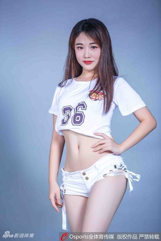 粤色舞韵:广东男篮啦啦队的活力篇章与幕后故事 啦啦队成员以经典的赛场手势亮相,眼神中闪烁着自信与热情,仿佛正引领全场观众为广东队呐喊助威。